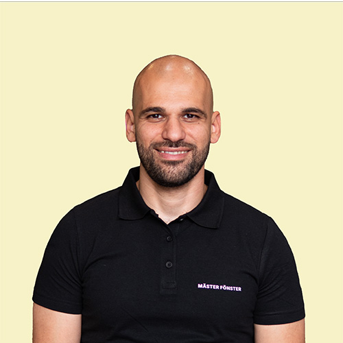 En Mäster Montör som installerar fönster