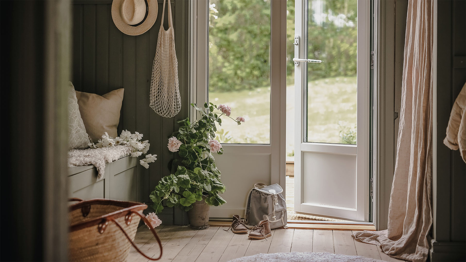 Fönster i villa med kvällsljus – Mäster Fönster